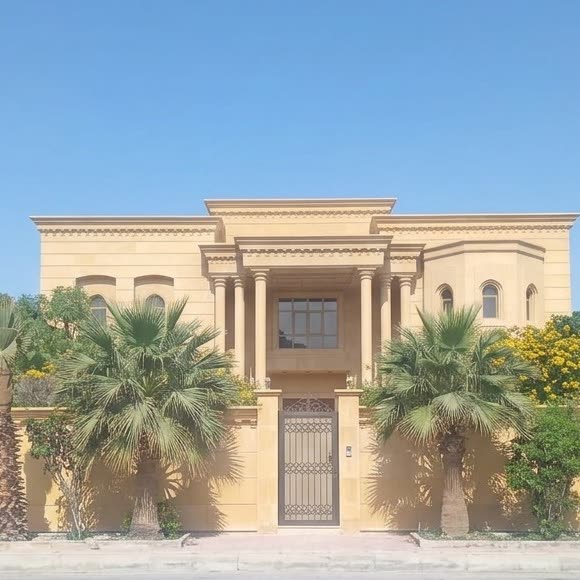 فيلا كريمية برواق أعمدة خلف النخيل