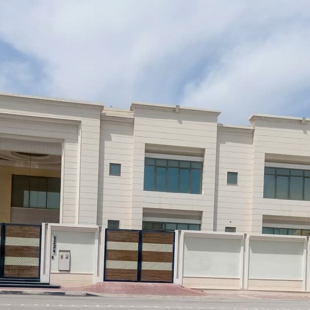فيلا بيضاء حديثة ببوابات من شرائح خشبية
